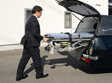 最短30分で葬儀専門スタッフがお迎え