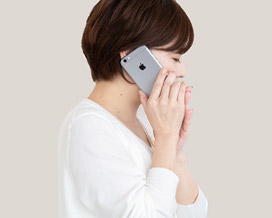 葬儀屋さんに電話でお葬式の依頼をする女性