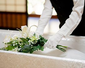 納棺師が身支度を整え棺に副葬品を入れる様子