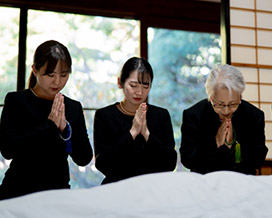 通夜式:ご安置場所で故人様に向かって手を合わせる様子